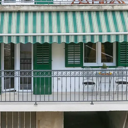 ゲストハウス Luxury Dino 4*